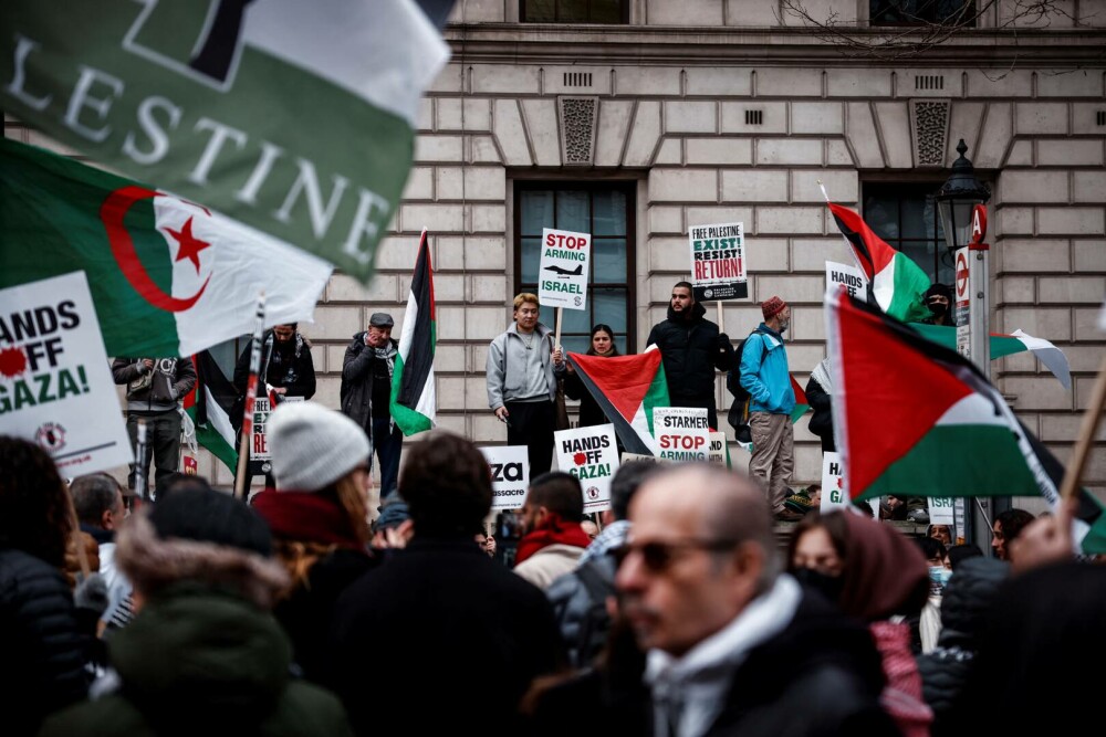 Mii de manifestanţi au protestat la Londra împotriva planului lui Donald Trump cu privire la Fâşia Gaza - Imaginea 2