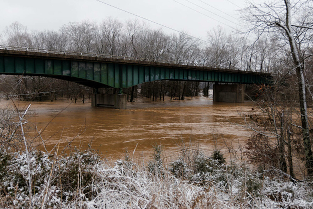 Un copil și alte opt persoane au murit în urma inundaţiilor violente din SUA. Trump a declarat stare de urgenţă. FOTO & VIDEO - Imaginea 3