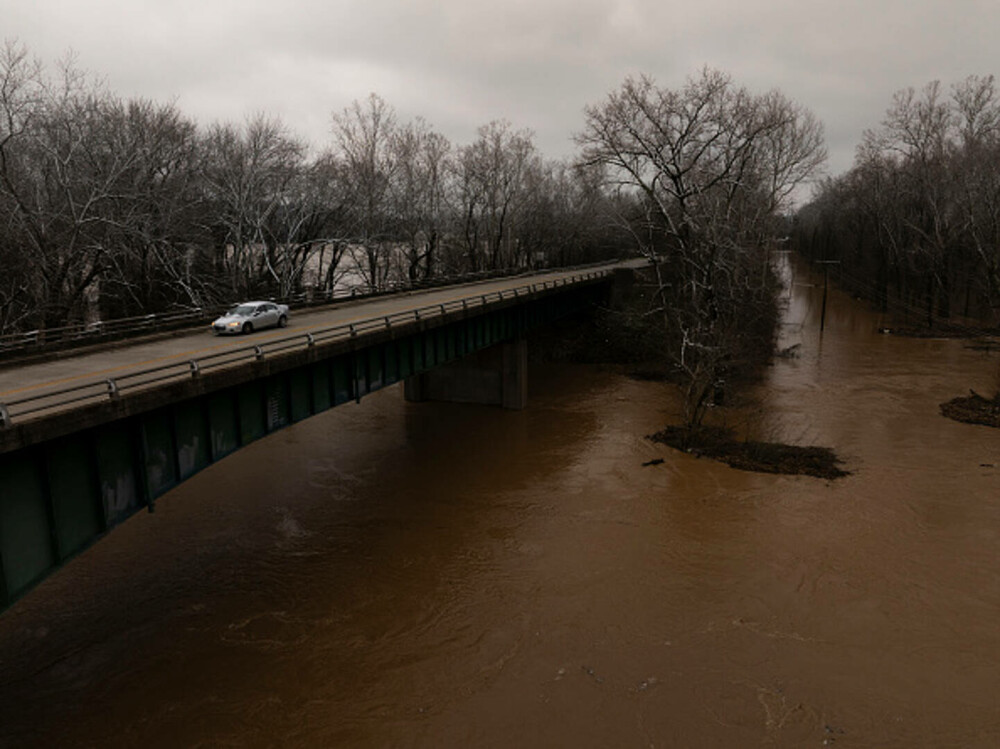 Un copil și alte opt persoane au murit în urma inundaţiilor violente din SUA. Trump a declarat stare de urgenţă. FOTO & VIDEO - Imaginea 4