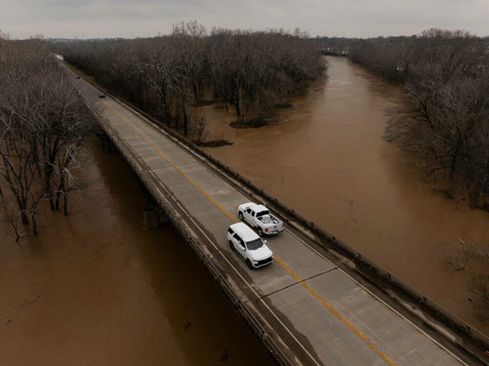 Un copil și alte opt persoane au murit în urma inundaţiilor violente din SUA. Trump a declarat stare de urgenţă. FOTO & VIDEO - Imaginea 5