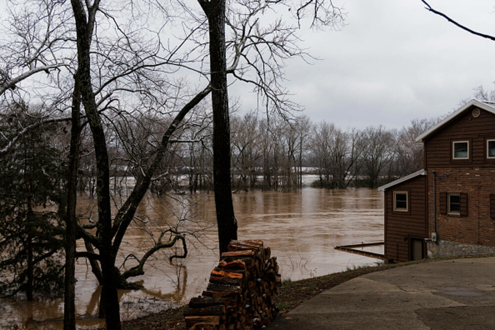Un copil și alte opt persoane au murit în urma inundaţiilor violente din SUA. Trump a declarat stare de urgenţă. FOTO & VIDEO - Imaginea 7