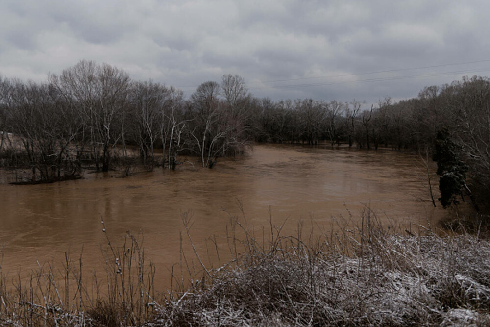 Un copil și alte opt persoane au murit în urma inundaţiilor violente din SUA. Trump a declarat stare de urgenţă. FOTO & VIDEO - Imaginea 8