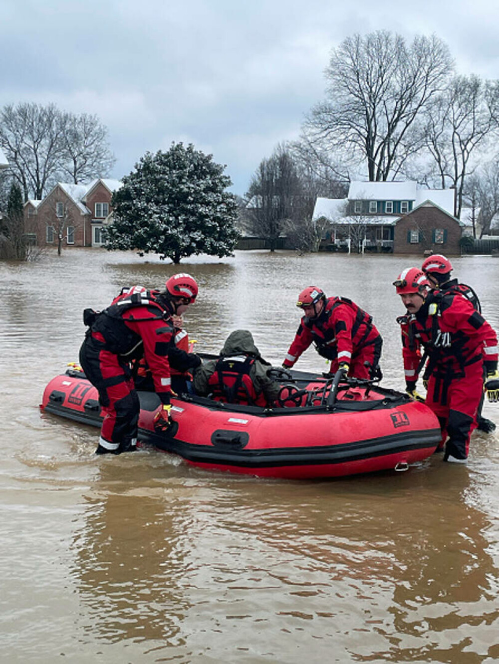 Un copil și alte opt persoane au murit în urma inundaţiilor violente din SUA. Trump a declarat stare de urgenţă. FOTO & VIDEO - Imaginea 10