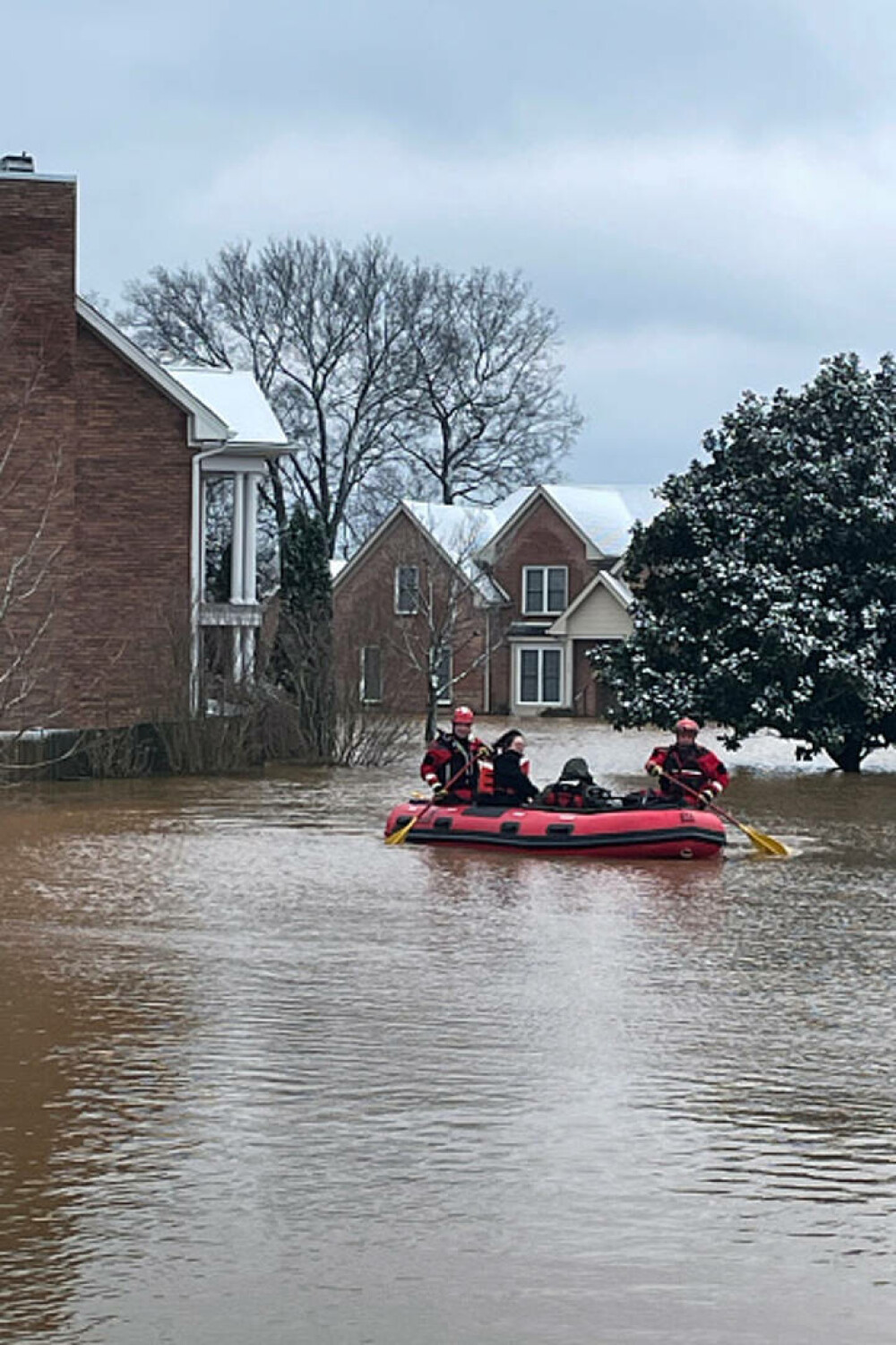 Bilanţul victimelor inundaţiilor în estul SUA creşte la 13 morţi. Mai multe persoane, date dispărute - Imaginea 9
