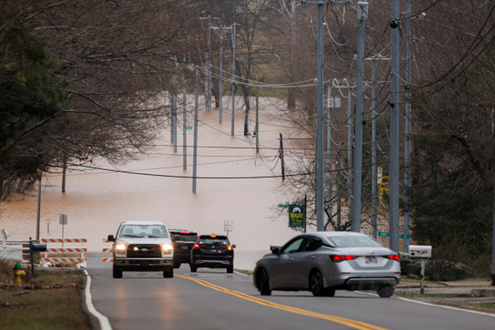 Bilanţul victimelor inundaţiilor în estul SUA creşte la 13 morţi. Mai multe persoane, date dispărute - Imaginea 7