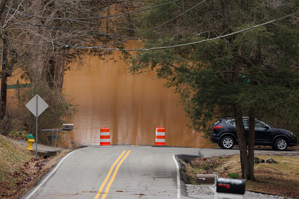 Bilanţul victimelor inundaţiilor în estul SUA creşte la 13 morţi. Mai multe persoane, date dispărute - Imaginea 6