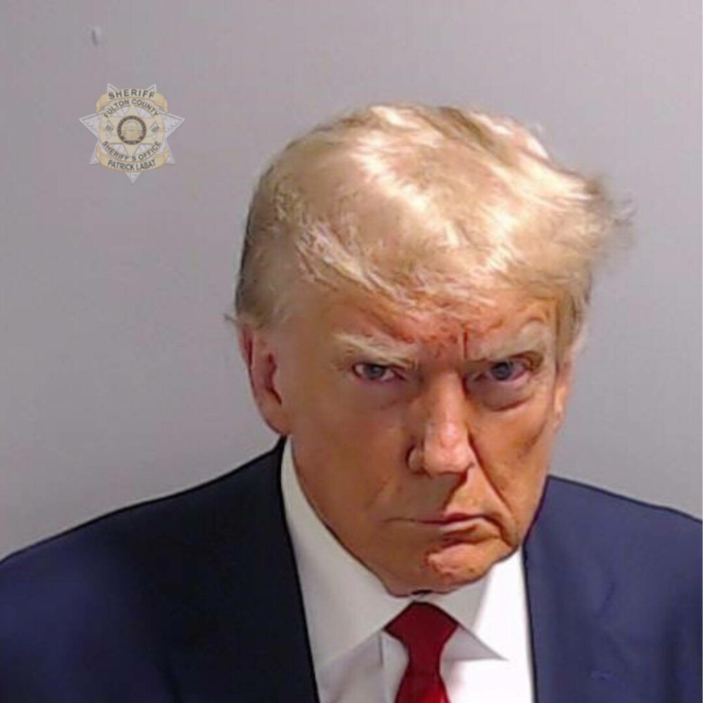 Donald Trump îşi expune celebra fotografie „mug shot” pe un culoar al Casei Albe - Imaginea 1