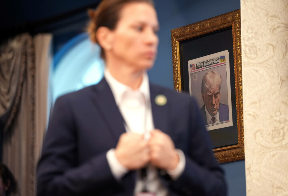 Donald Trump îşi expune celebra fotografie „mug shot” pe un culoar al Casei Albe - Imaginea 4