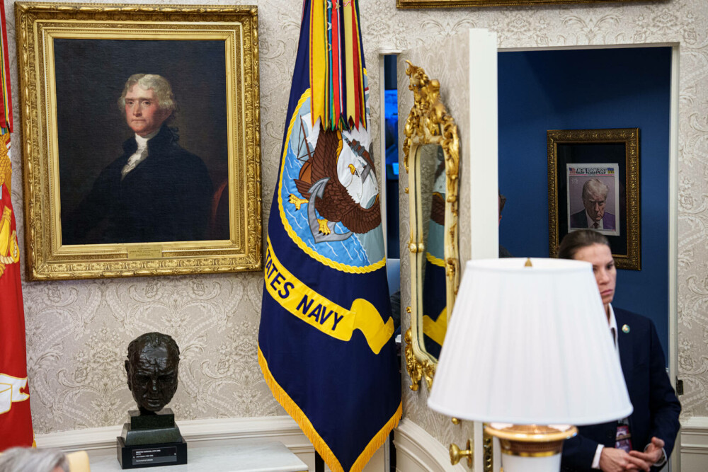 Donald Trump îşi expune celebra fotografie „mug shot” pe un culoar al Casei Albe - Imaginea 5