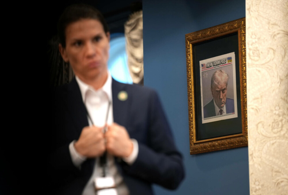 Donald Trump îşi expune celebra fotografie „mug shot” pe un culoar al Casei Albe - Imaginea 6