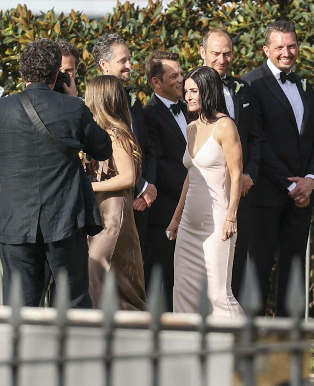Courteney Cox, vedeta din „Friends”, sfidează trecerea timpului la 60 de ani. Rochia purtată la nunta unei prietene. FOTO - Imaginea 2