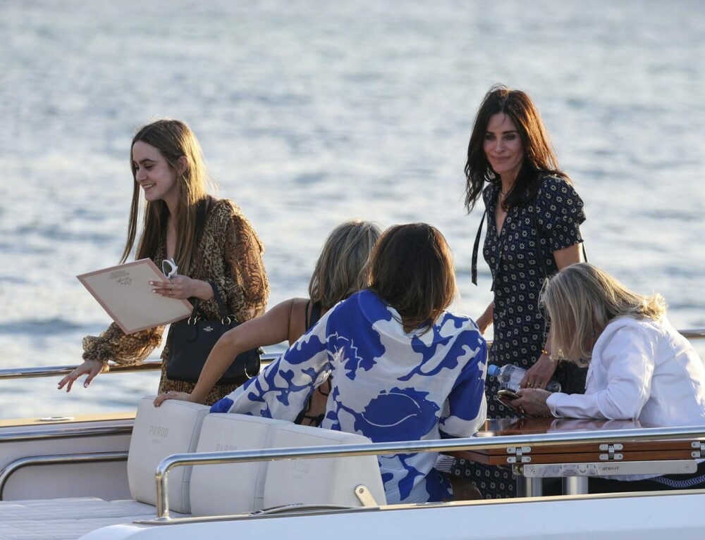 Courteney Cox, vedeta din „Friends”, sfidează trecerea timpului la 60 de ani. Rochia purtată la nunta unei prietene. FOTO - Imaginea 3