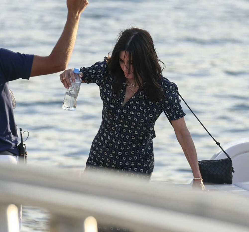 Courteney Cox, vedeta din „Friends”, sfidează trecerea timpului la 60 de ani. Rochia purtată la nunta unei prietene. FOTO - Imaginea 4
