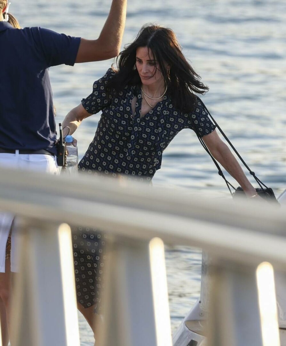 Courteney Cox, vedeta din „Friends”, sfidează trecerea timpului la 60 de ani. Rochia purtată la nunta unei prietene. FOTO - Imaginea 5