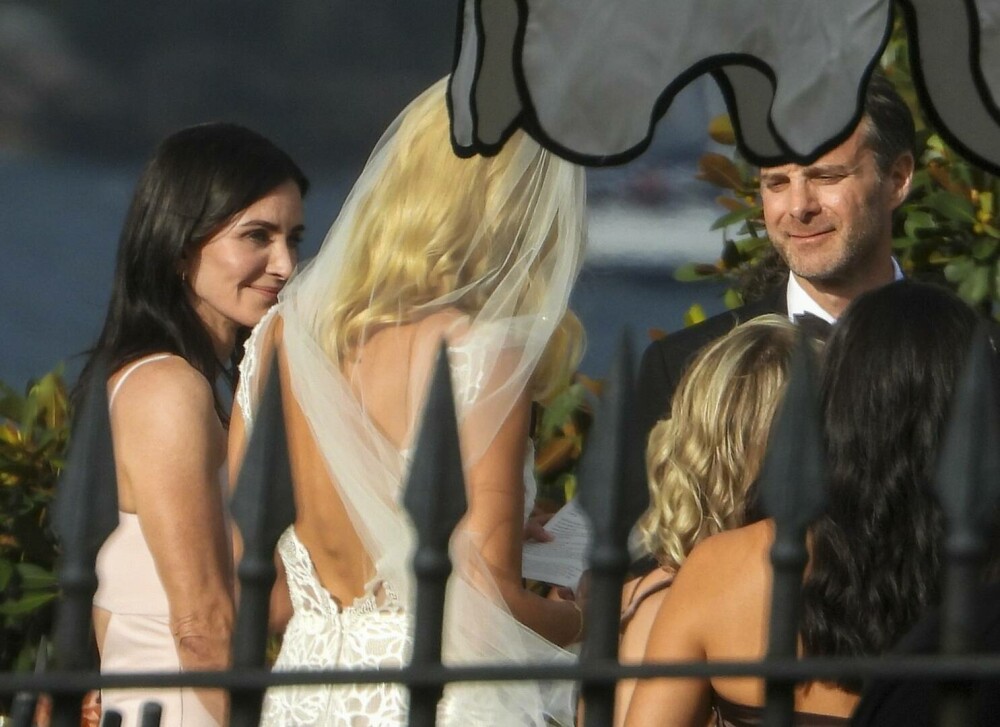 Courteney Cox, vedeta din „Friends”, sfidează trecerea timpului la 60 de ani. Rochia purtată la nunta unei prietene. FOTO - Imaginea 6