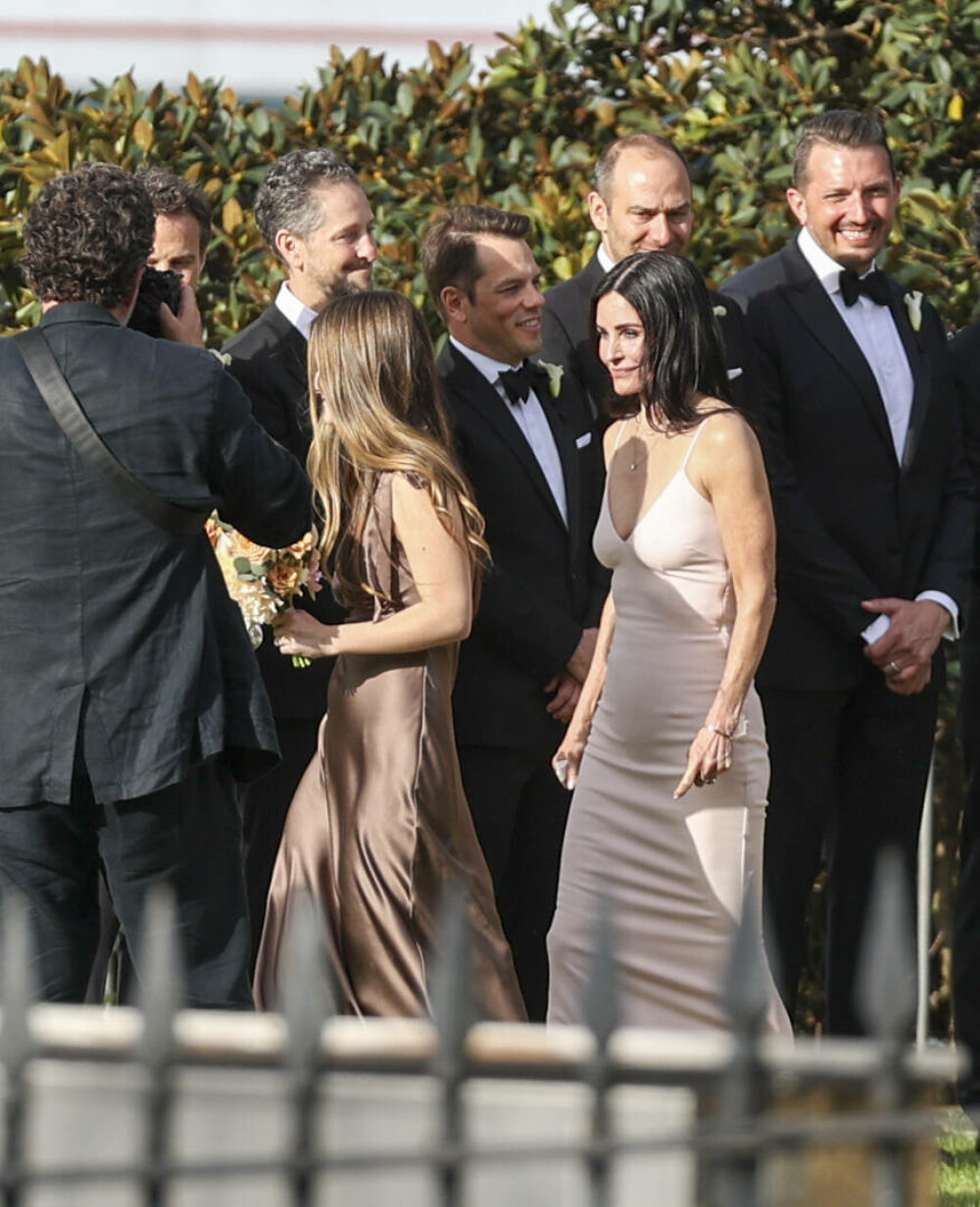 Courteney Cox, vedeta din „Friends”, sfidează trecerea timpului la 60 de ani. Rochia purtată la nunta unei prietene. FOTO - Imaginea 7