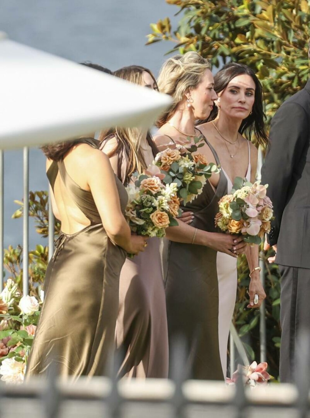 Courteney Cox, vedeta din „Friends”, sfidează trecerea timpului la 60 de ani. Rochia purtată la nunta unei prietene. FOTO - Imaginea 8