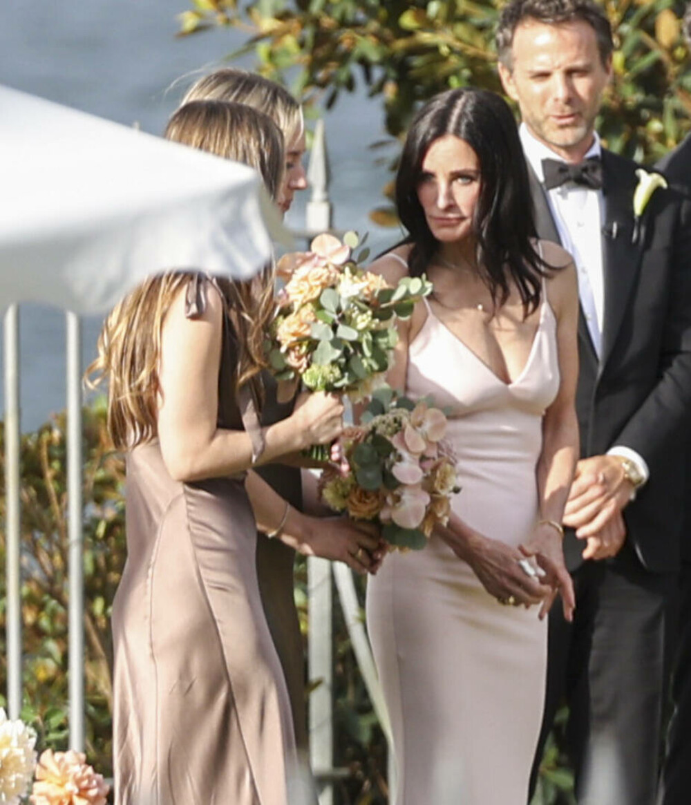 Courteney Cox, vedeta din „Friends”, sfidează trecerea timpului la 60 de ani. Rochia purtată la nunta unei prietene. FOTO - Imaginea 9