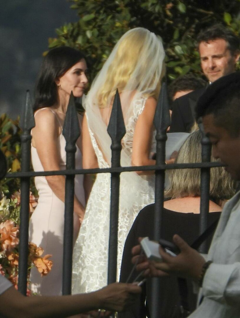 Courteney Cox, vedeta din „Friends”, sfidează trecerea timpului la 60 de ani. Rochia purtată la nunta unei prietene. FOTO - Imaginea 10