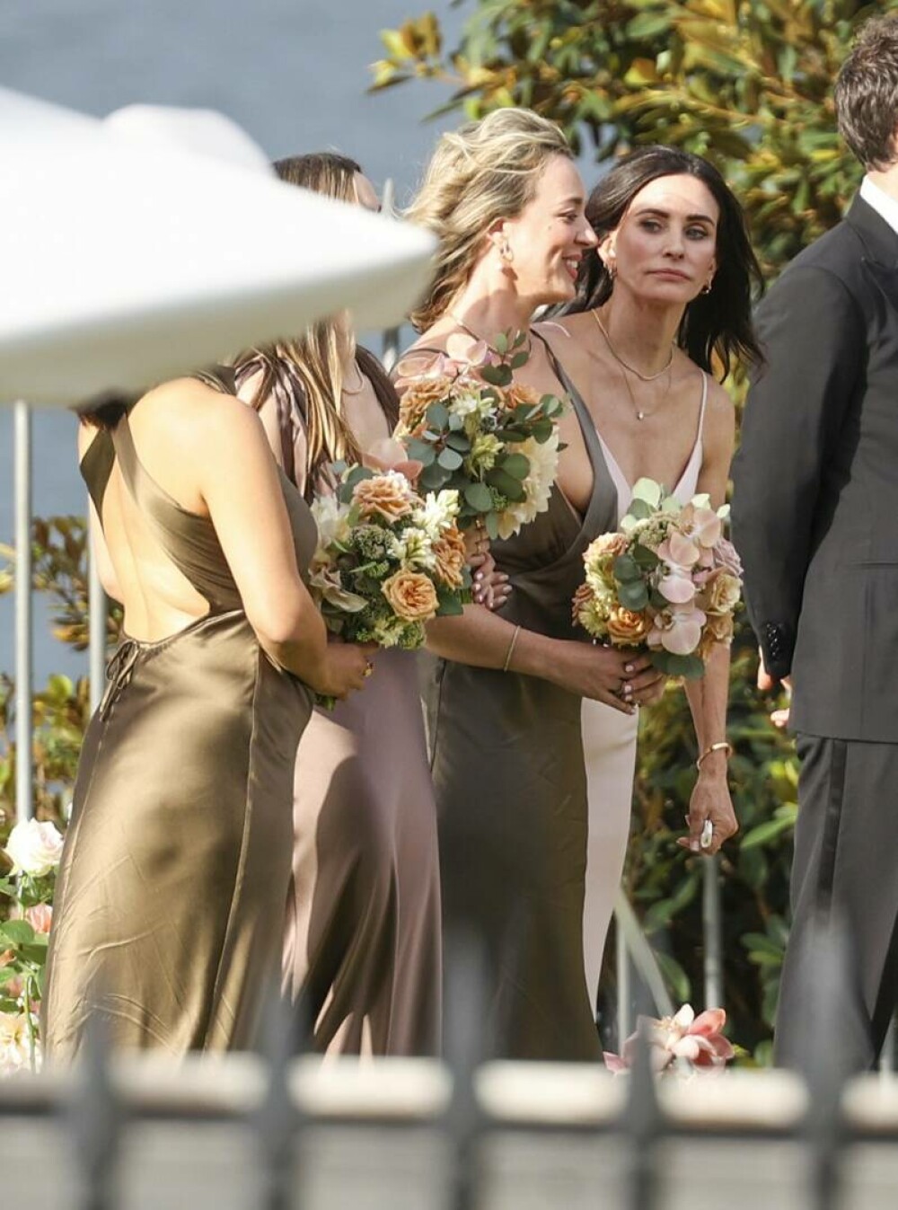 Courteney Cox, vedeta din „Friends”, sfidează trecerea timpului la 60 de ani. Rochia purtată la nunta unei prietene. FOTO - Imaginea 11
