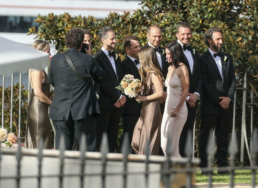 Courteney Cox, vedeta din „Friends”, sfidează trecerea timpului la 60 de ani. Rochia purtată la nunta unei prietene. FOTO - Imaginea 12