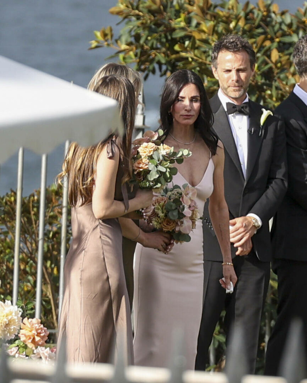 Courteney Cox, vedeta din „Friends”, sfidează trecerea timpului la 60 de ani. Rochia purtată la nunta unei prietene. FOTO - Imaginea 15