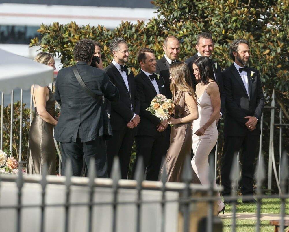 Courteney Cox, vedeta din „Friends”, sfidează trecerea timpului la 60 de ani. Rochia purtată la nunta unei prietene. FOTO - Imaginea 19