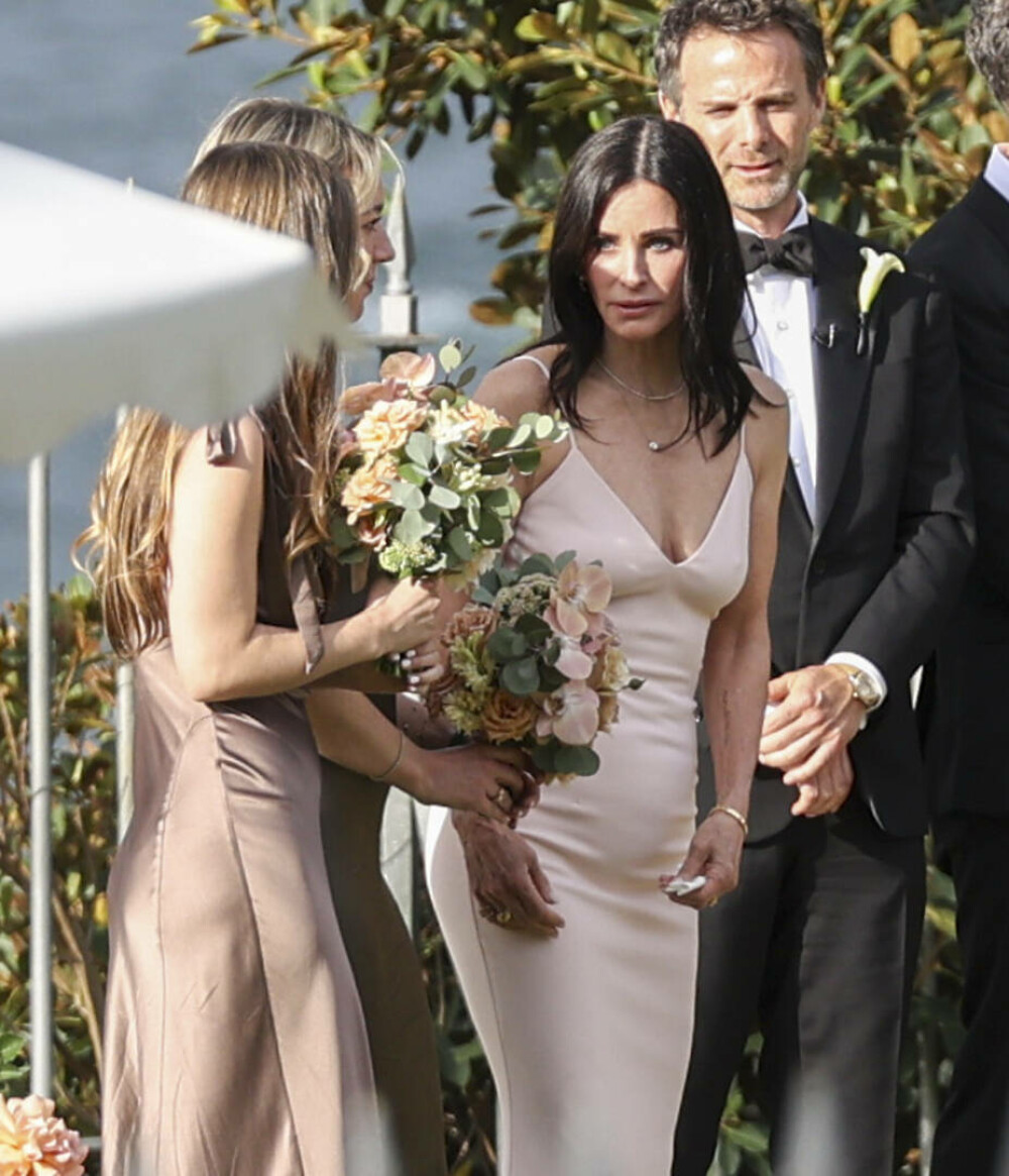 Courteney Cox, vedeta din „Friends”, sfidează trecerea timpului la 60 de ani. Rochia purtată la nunta unei prietene. FOTO - Imaginea 20