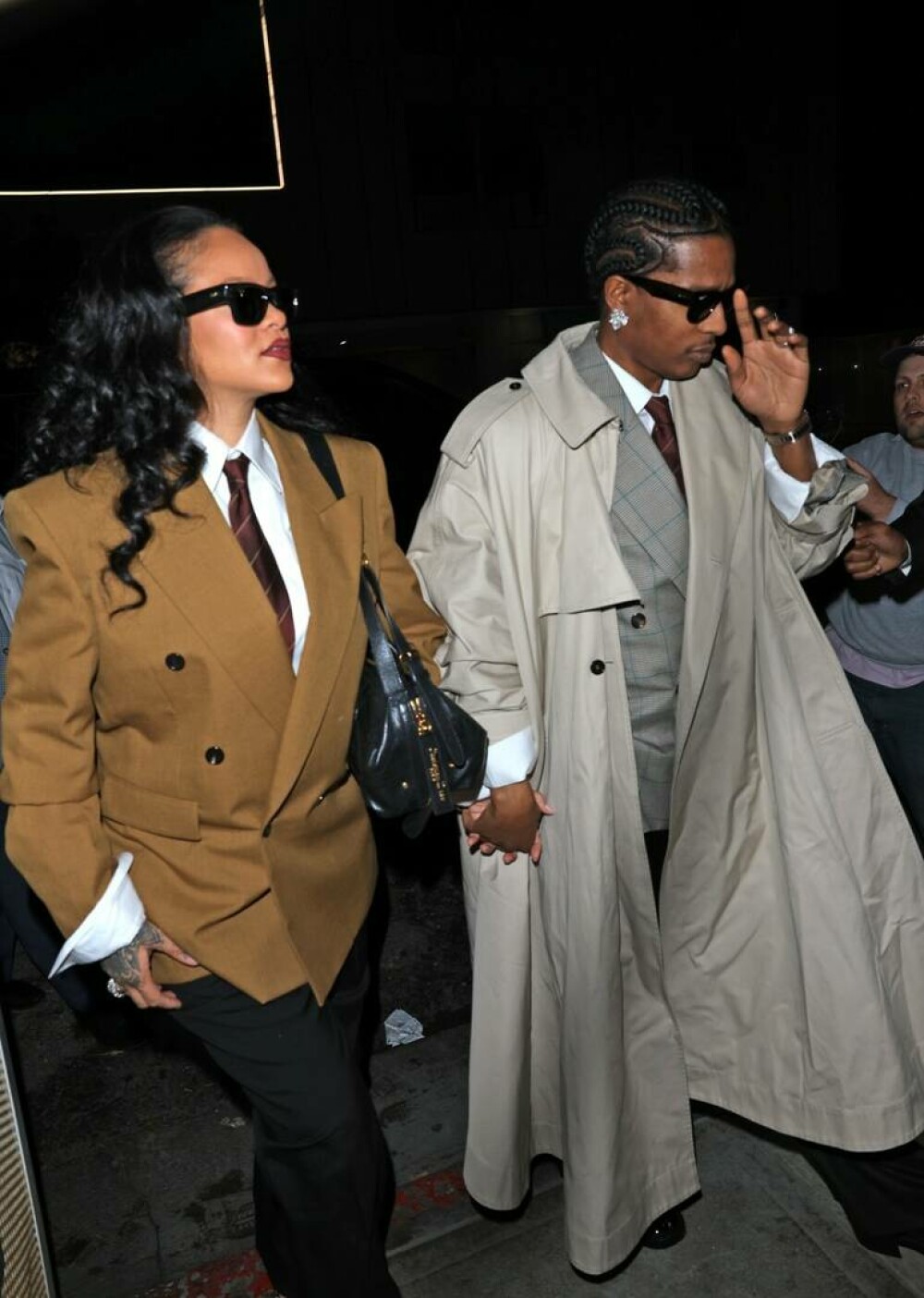 Cum a fost surprinsă Rihanna alături de A$AP Rocky și cei doi copii, la Paris. Ținuta a atras toate privirile. GALERIE FOTO - Imaginea 23