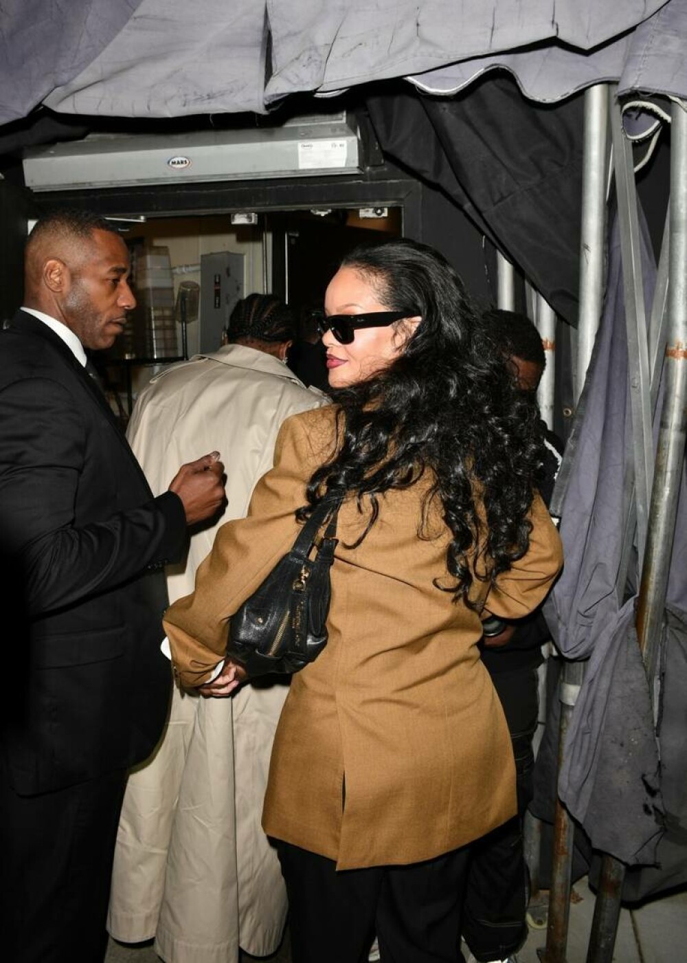 Rihanna și ASAP Rocky, apariție relaxată în California de ziua artistei. Vedeta a împlinit 37 de ani. FOTO - Imaginea 20