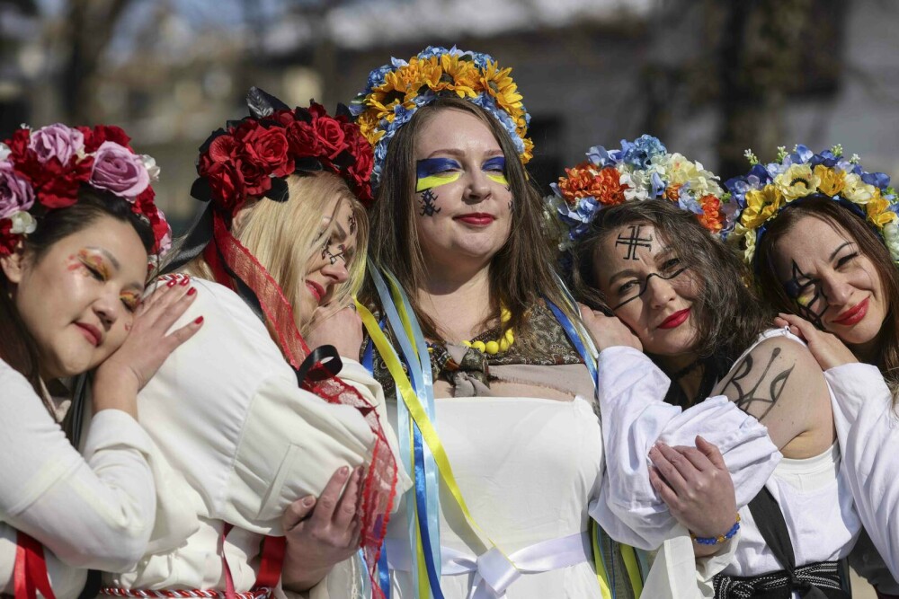 Trei ani de război. Refugiații ucraineni din România au pichetat Ambasada Rusiei cerând pace. „Stop Putin” | GALERIE FOTO - Imaginea 2