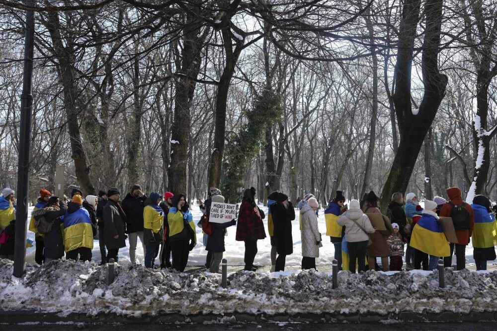 Trei ani de război. Refugiații ucraineni din România au pichetat Ambasada Rusiei cerând pace. „Stop Putin” | GALERIE FOTO - Imaginea 3