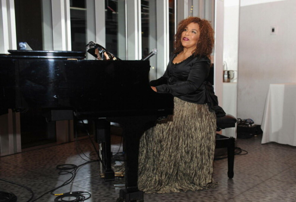 Cântăreaţa Roberta Flack a murit. Artista R&B celebră pentru hitul „Killing me softly with his song” avea 88 de ani - Imaginea 4