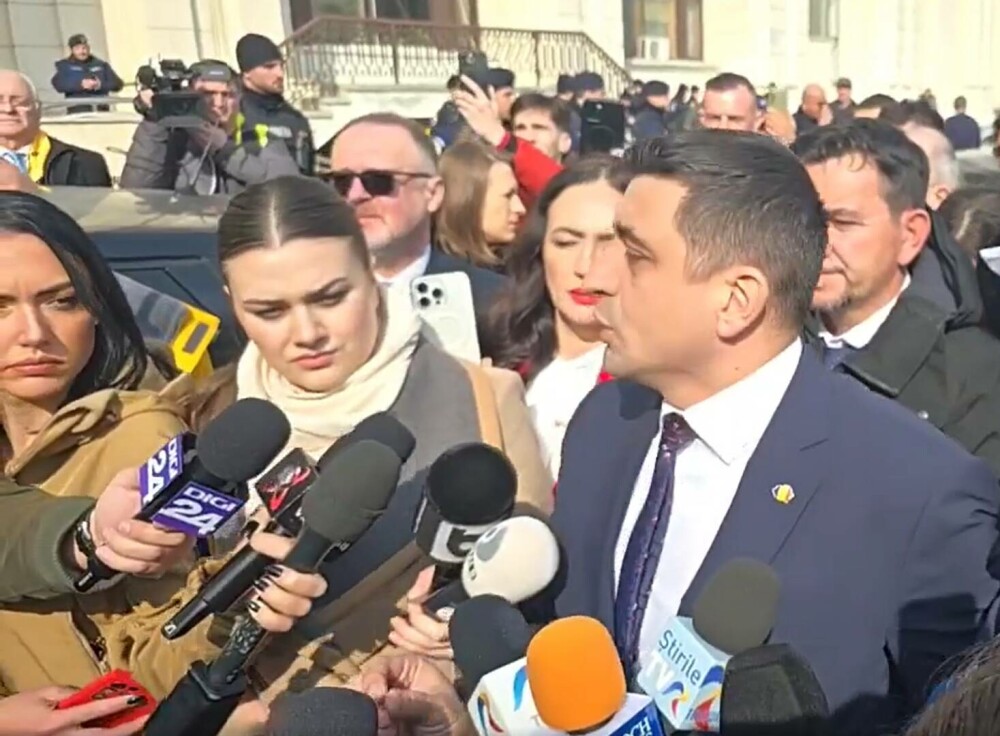 Sute de susținători ai lui Călin Georgescu și parlamentari AUR au manifestat la Parchet. Mesajul acestuia după audieri. VIDEO - Imaginea 1