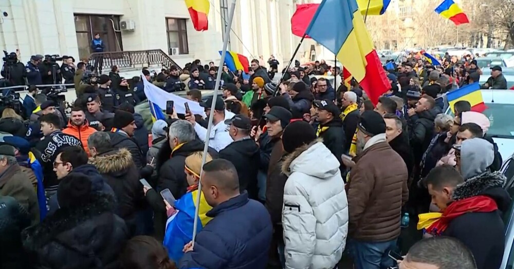 Sute de susținători ai lui Călin Georgescu și parlamentari AUR au manifestat la Parchet. Mesajul acestuia după audieri. VIDEO - Imaginea 2
