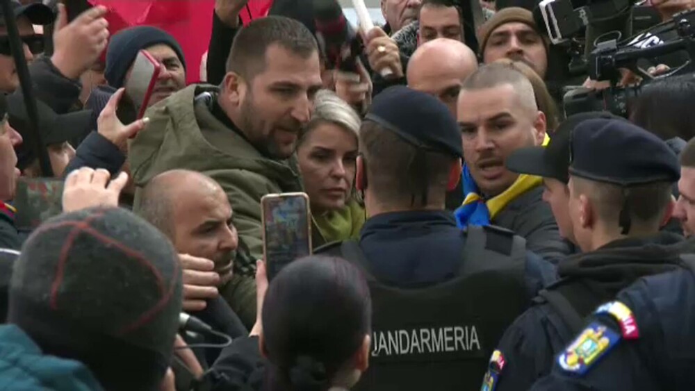 Sute de susținători ai lui Călin Georgescu și parlamentari AUR au manifestat la Parchet. Mesajul acestuia după audieri. VIDEO - Imaginea 3