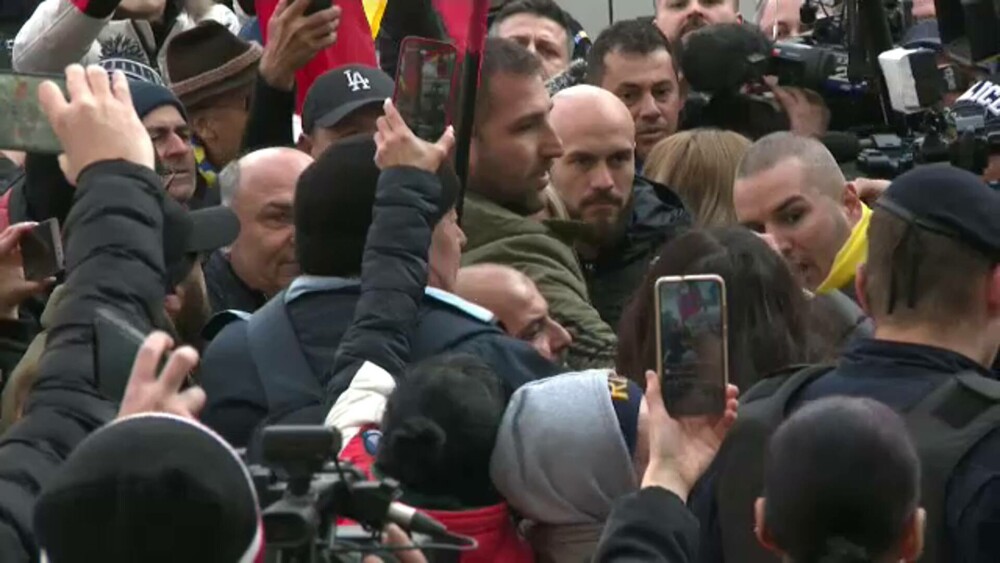 Sute de susținători ai lui Călin Georgescu și parlamentari AUR au manifestat la Parchet. Mesajul acestuia după audieri. VIDEO - Imaginea 5