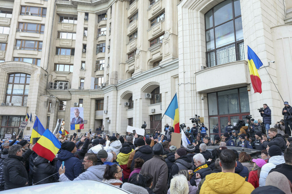 Sute de susținători ai lui Călin Georgescu și parlamentari AUR au manifestat la Parchet. Mesajul acestuia după audieri. VIDEO - Imaginea 6