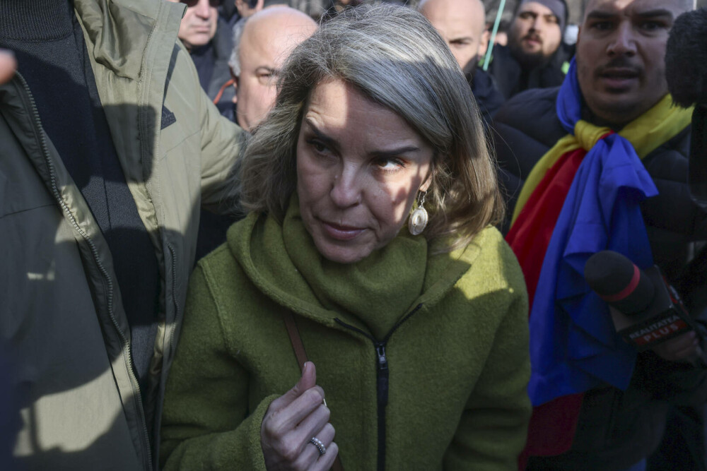 Sute de susținători ai lui Călin Georgescu și parlamentari AUR au manifestat la Parchet. Mesajul acestuia după audieri. VIDEO - Imaginea 7