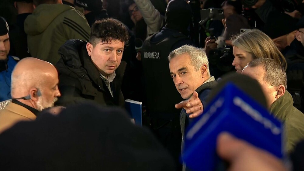 Sute de susținători ai lui Călin Georgescu și parlamentari AUR au manifestat la Parchet. Mesajul acestuia după audieri. VIDEO - Imaginea 9