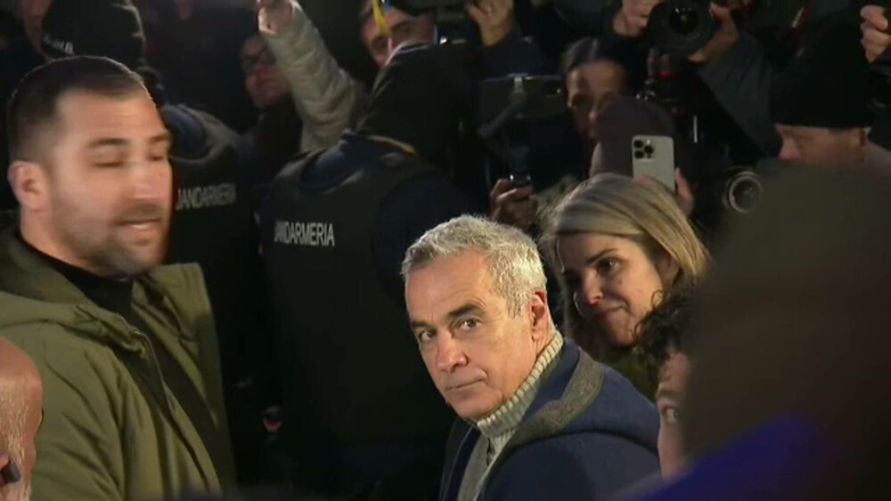 Sute de susținători ai lui Călin Georgescu și parlamentari AUR au manifestat la Parchet. Mesajul acestuia după audieri. VIDEO - Imaginea 11