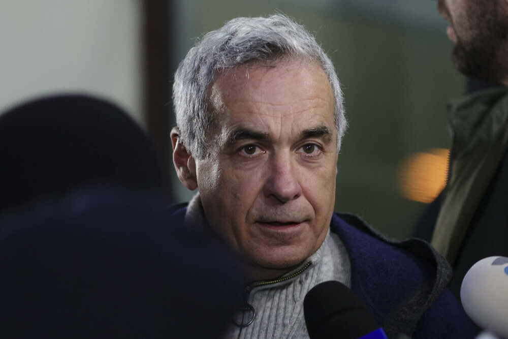 Gestul controversat făcut de Călin Georgescu la ieșirea de la Parchetul General. Asemănător cu cel al lui Elon Musk - Imaginea 5