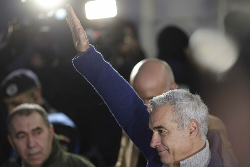 Gestul controversat făcut de Călin Georgescu la ieșirea de la Parchetul General. Asemănător cu cel al lui Elon Musk - Imaginea 8