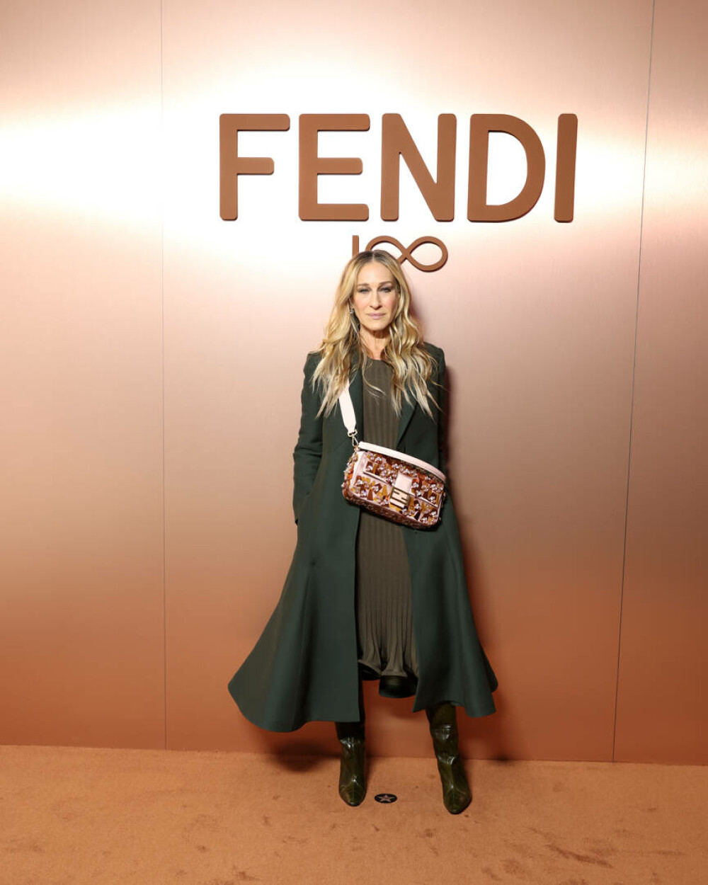 Sarah Jessica Parker, apariție elegantă la Milano Fashion Week cu o geantă purtată de personajul său din „Sex and the City” - Imaginea 3