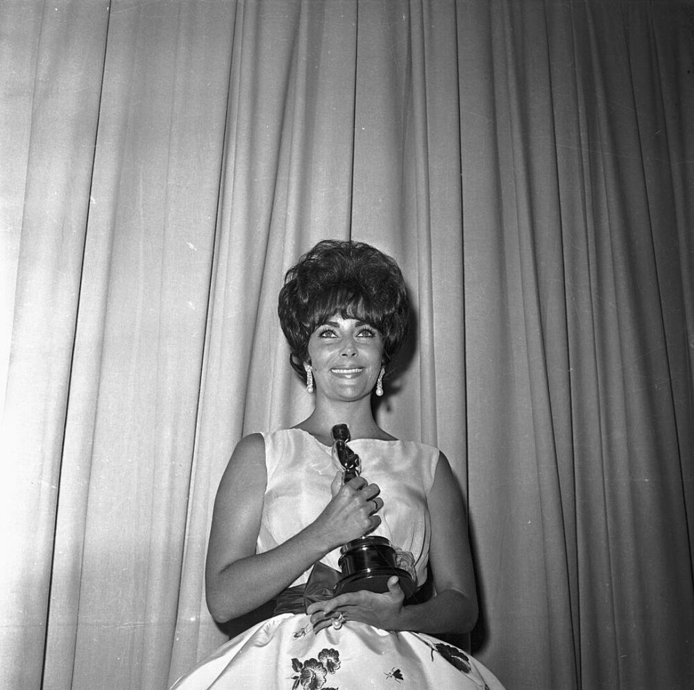 Ținute memorabile la Premiile Oscar - eleganță, stil și momente de neuitat din istoria Premiilor Academiei | FOTO - Imaginea 9