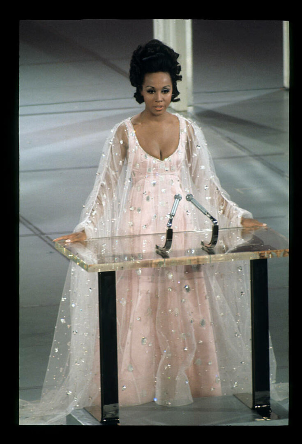 Ținute memorabile la Premiile Oscar - eleganță, stil și momente de neuitat din istoria Premiilor Academiei | FOTO - Imaginea 11