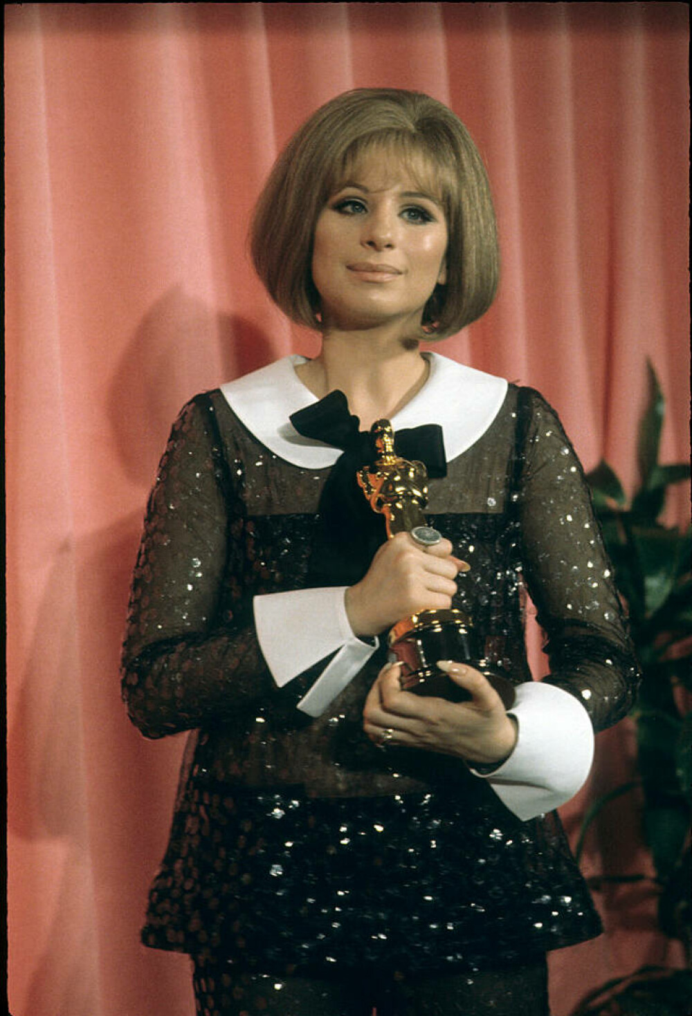 Ținute memorabile la Premiile Oscar - eleganță, stil și momente de neuitat din istoria Premiilor Academiei | FOTO - Imaginea 12