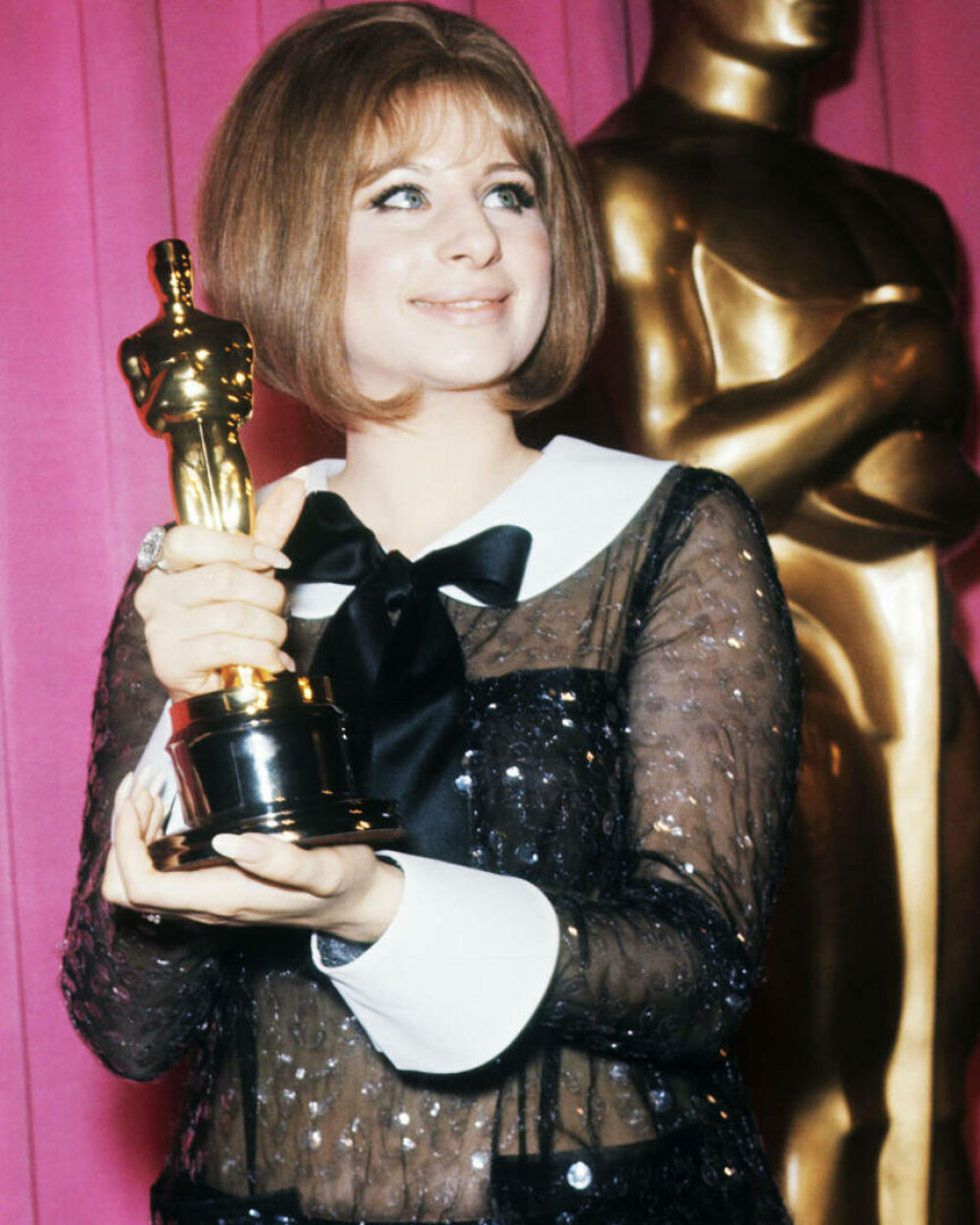 Ținute memorabile la Premiile Oscar - eleganță, stil și momente de neuitat din istoria Premiilor Academiei | FOTO - Imaginea 14