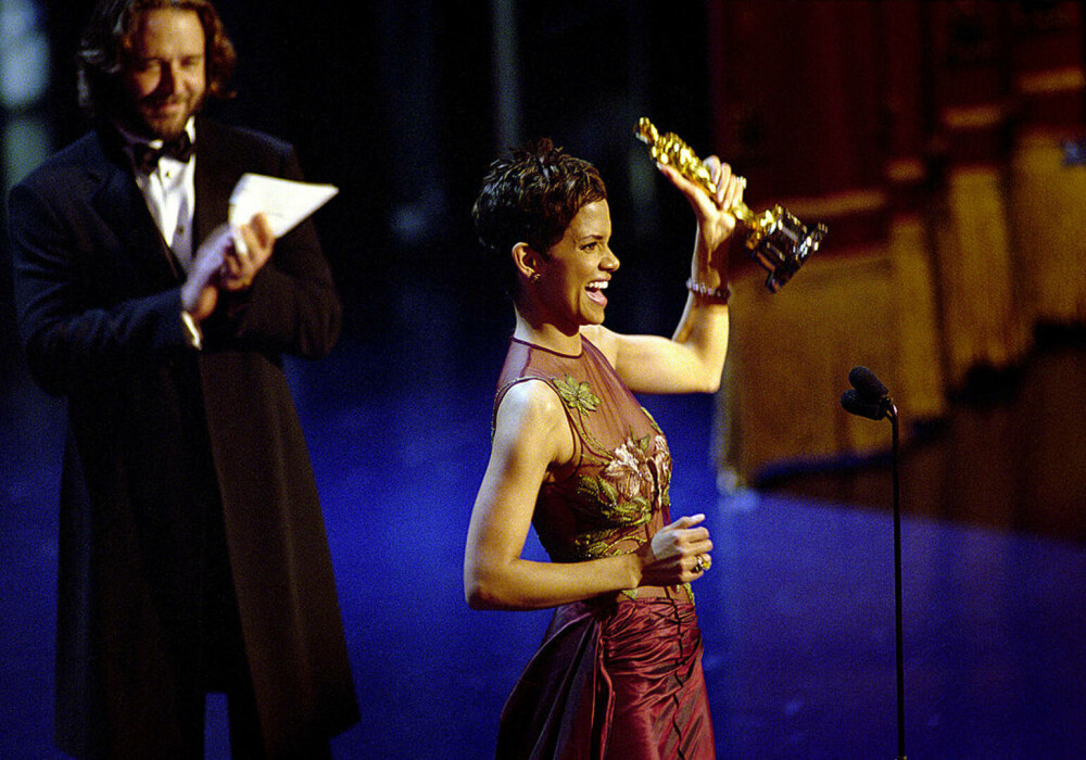 Ținute memorabile la Premiile Oscar - eleganță, stil și momente de neuitat din istoria Premiilor Academiei | FOTO - Imaginea 40