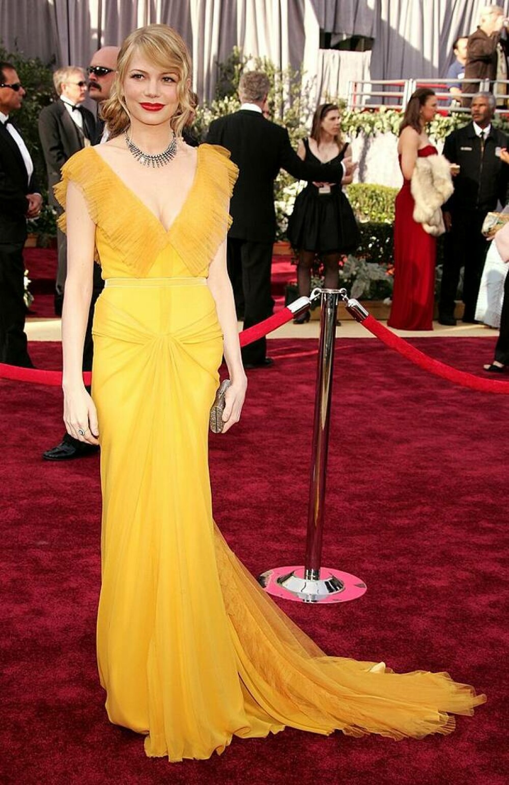 Ținute memorabile la Premiile Oscar - eleganță, stil și momente de neuitat din istoria Premiilor Academiei | FOTO - Imaginea 44